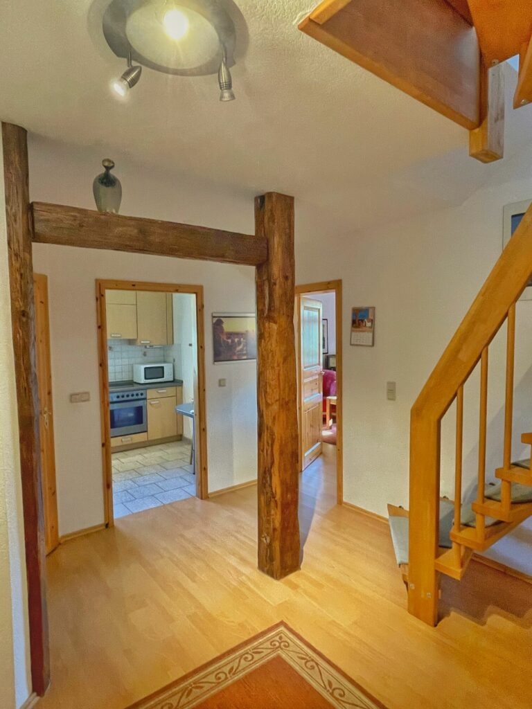 Flur und Treppe zur 1. Etage